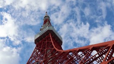 Tokyo, Japonya - 22 Aralık 2025 Japonya 'da ikonik Tokyo Kulesi. Bu turuncu-kırmızı radyo kulesi uzun yıllar boyunca Tokyo 'nun ufuk çizgisini ve en popüler turistik noktasını tanımladı.