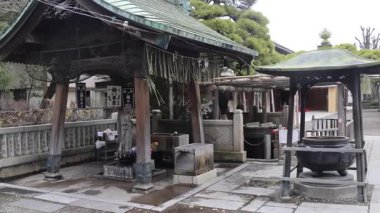 Tokyo, Japonya - 27 Aralık 2025: Tokyo, Japonya 'daki Shibamata Taishakuten Tapınağı. Çok güzel ve tarihi bir Budist tapınağıdır. Karmaşık ahşap oymaları ve geleneksel Japon bahçeleriyle ünlüdür.