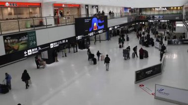 Tokyo, Japonya - 29 Aralık 2025 Narita Uluslararası Havaalanı 'na varış salonu, Tokyo. Sergide, oturma alanları ve kafeler de dahil olmak üzere yolcu bekleyen insanlar için çeşitli tesisler yer alıyor.