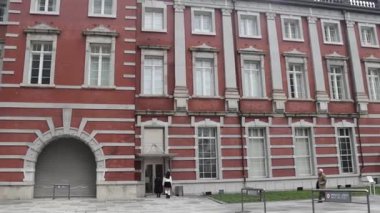 Tokyo, Japonya - 26 Aralık 2025 Tokyo İstasyonu ve Tokyo, Japonya 'daki Marunouchi Meydanı. Tokyo İstasyonu 'nun Marunouchi tarafında ikonik kırmızı tuğla istasyon binası, tarihi dönüm noktası ve ana ulaşım merkezi yer alıyor.