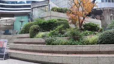 Tokyo, Japonya - 26 Aralık 2025: Yurakucho, Tokyo 'daki Hibiya Godzilla Meydanı önündeki Godzilla heykeli.