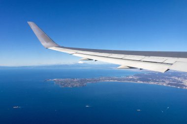 Mavi gökyüzü ve Fuji Dağı 'na sahip uçağın kanadı. Japonya seyahat kavramı