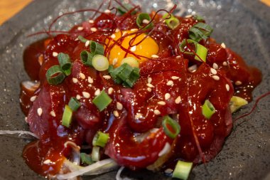 Basashi, çiğ at eti, çiğ yumurtayla servis edilir. At eti ince dilimlere ayrılır, balık sashimi 'sine benzer, ve çiğ servis edilir..