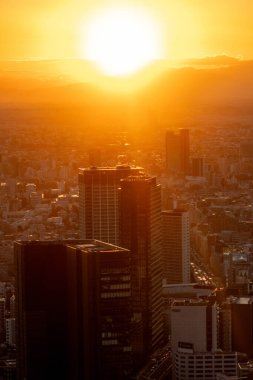 Tokyo 'daki Shibuya Gökyüzü' nden gün batımı manzarası. Shibuya Gökyüzünden gün batımını izlemek Tokyo üzerinde günden geceye çarpıcı bir panoramik geçiş sunuyor.
