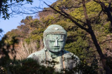 Japonya, Kamakura 'nın Yüce Buda' sı. Kamakura ya da Kamakura Daibutsu 'nun bronzlaşmış Büyük Buda' sı 13. yüzyıla dayanır ve Japonya 'daki en uzun ikinci bronz Buda' dır.
