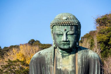 Japonya, Kamakura 'nın Yüce Buda' sı. Kamakura ya da Kamakura Daibutsu 'nun bronzlaşmış Büyük Buda' sı 13. yüzyıla dayanır ve Japonya 'daki en uzun ikinci bronz Buda' dır.