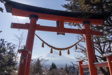 Japonya 'nın Fujiyoshida kentindeki Arakura Fuji Sengen Tapınağı' nın girişindeki büyük torii (kapı). Arakurayama Sengen Parkı, Fuji Dağı 'nın dünyaca ünlü izleme yerlerinden biridir.