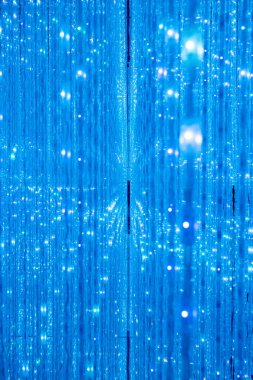 Aydınlatma ile güzel ışıklandırma sanat eserleri. Yüzlerce LED ışık dizisi aynlı sonsuzluk odasının tavanında asılı.