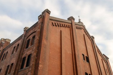 Yokohama, Japonya 'daki Akarenga ya da Kırmızı Tuğla Deposu. Tarihi, yenilenmiş bir kırmızı tuğla bina kompleksi. Alışveriş ve yemek için popüler bir yer.