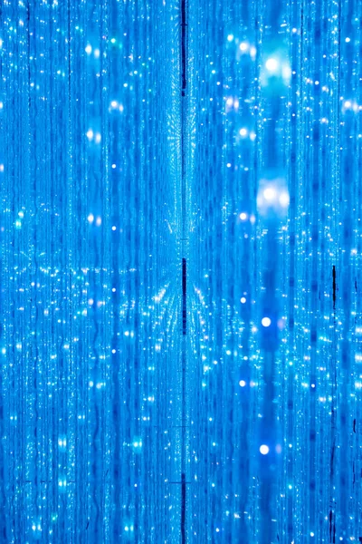 Aydınlatma ile güzel ışıklandırma sanat eserleri. Yüzlerce LED ışık dizisi aynlı sonsuzluk odasının tavanında asılı.