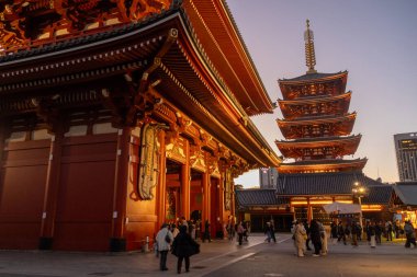 Tokyo, Japonya-15 Aralık 2025: Tokyo, Japonya 'daki Sensoji Tapınağı' nda beş katlı Pagoda. Ana salonun batı tarafında, Sensoji Tapınağı 'nın bahçesinde duruyor.