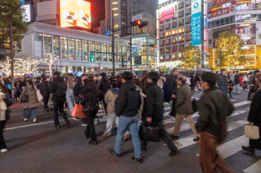Tokyo, Japonya - 16 Aralık 2025: Tokyo 'daki Shibuya Scramble Geçidi' ni geçecek insanlar. Tokyo 'nun simgesel simgesidir.