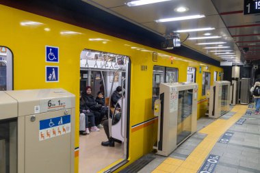 Tokyo, Japonya - 16 Aralık 2025 Shibuya İstasyonu peronunda tren istasyonları var. İstasyon kompleksi yer üstü ve yeraltı bölgeleri arasında bölünmüş durumda..