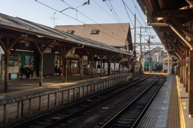 Fujisawa, Japonya-17 Aralık 2025: Japonya 'daki Enoshima Electric Railway (Enoden) tren istasyonu. Fujisawa 'dan Kamakura' ya olan hizmeti Enoshima Elektrik Demiryolu yönetiyor.