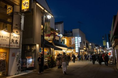 Kamakura, Japonya-17 Aralık 2025: Komachi-dori Caddesi, Kamakura, Japonya. Komachi, kırmızı torii kapısı ile işaretlenmiş dar ve yayalara ait bir alışveriş merkezidir.