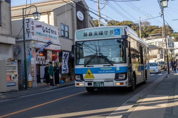 Kamakura, Japonya-17 Aralık 2025: Yerel banliyö otobüsü Kamakura, Japonya 'da seyahat ediyor. Tapınaklara ve diğer gezici mekanlara ulaşmak için gerekli bir ulaşımdır.