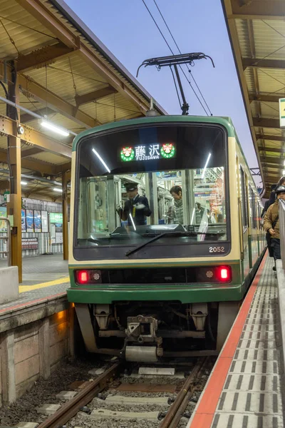Kamakura, Japonya-17 Aralık 2025: Japonya 'daki Kamakura istasyonunda Enoden (Enoshima Electric Railway) için güzel bir retro tren duruyor. Enoden çevreyi gezmenin en iyi yoludur.