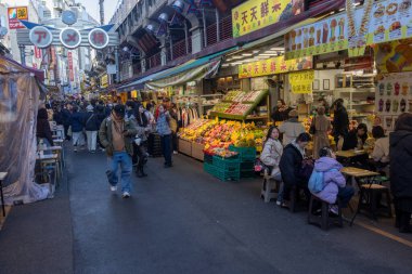 Tokyo, Japonya - 17 Aralık 2025: Ameyoko alışveriş caddesi Tokyo 'nun kalbinde yer almaktadır. Demiryolu hattının altındaki bu işlek pazar caddesinde 400 'den fazla dükkan var..