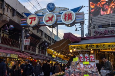 Tokyo, Japonya - 17 Aralık 2025: Ameyoko alışveriş caddesi Tokyo 'nun kalbinde yer almaktadır. Demiryolu hattının altındaki bu işlek pazar caddesinde 400 'den fazla dükkan var..