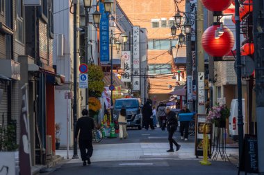Tokyo, Japonya - 17 Aralık 2025: Tokyo, Japonya 'daki Asakusa bölgesinin sokak manzarası. Yoğun yan yolları ve tarihi tapınağıyla Asakusa, Edo dönemi atmosferini korumayı başarıyor..