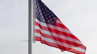 Bayrak direğinde ABD bayrağı sallanıyor. ABD Bayrağı
