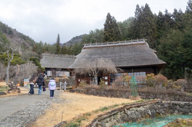 Kawaguchiko, Japonya - 20 Aralık 2025: Saiko Iyashi-no-Sato Nenba Kawaguchiko, Japonya 'da yer almaktadır. Geleneksel bir Japon köyü ve 20 sazdan çatılı evi olan açık hava müzesi..