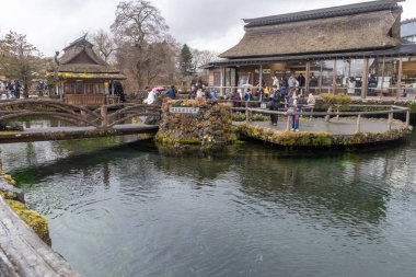 Oshino, Japonya- 20 Aralık 2025: Oshino Hakkai Nakaike Gölü, Japonya. İnanılmaz derecede berrak, kobalt mavisi kaynak suyuyla ünlüdür. Fuji 'nin karları eridi..