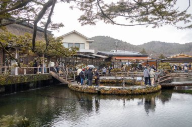 Oshino, Japonya- 20 Aralık 2025: Oshino Hakkai Nakaike Gölü, Japonya. İnanılmaz derecede berrak, kobalt mavisi kaynak suyuyla ünlüdür. Fuji 'nin karları eridi..