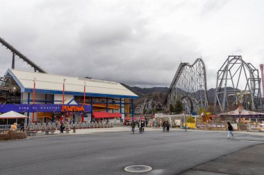 Fujiyoshida, Japonya - 21 Aralık 2025: Fuji-Q Highland, Japonya. Fuji-Q Highland bir eğlence parkı. Heyecan arayanlar ve aileler için önemli bir yerdir ve çeşitli ekstrem yolculuklar sunar..