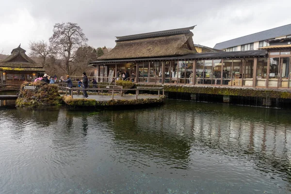 Oshino, Japonya- 20 Aralık 2025: Oshino Hakkai Nakaike Gölü, Japonya. İnanılmaz derecede berrak, kobalt mavisi kaynak suyuyla ünlüdür. Fuji 'nin karları eridi..