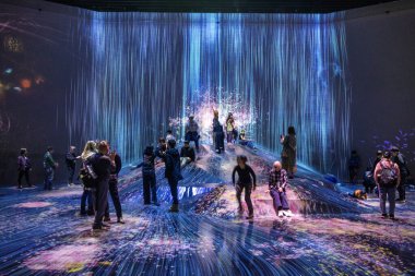 Tokyo, Japonya 22 Aralık 2025 Tokyo, Japonya 'daki Sınır Tanımaz Dijital Sanat Müzesi. Sınır Tanımayan Takım Laboratuvarı sınırları olmayan bir sanat eserleri dünyası. Sanat topluluğu tarafından oluşturulmuş haritası olmayan bir müze.