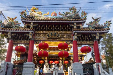 Yokohama, Japonya - 23 Aralık 2025: İnsanlar Yokohama Çin Mahallesi 'ndeki Guan Di Tapınağı veya Kanteibyo' yu ziyaret ediyor. İddiaya göre Kanteibyo, Çinli bir göçmenin Guan Yu heykelini Japonya 'ya getirmesiyle yaratıldı.