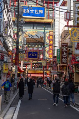 Yokohama, Japonya - 23 Aralık 2025: Yokohama, Japonya 'da Çin Mahallesi Vibrant Caddesi. Renkli kapılar ve bir dizi Çin yiyeceğiyle dolu enerjik sokaklar canlı ve hareketli bir atmosfer yaratıyor.