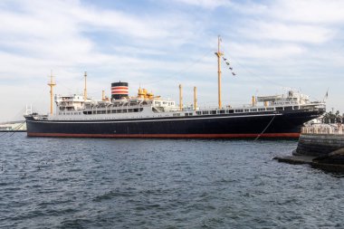 Yokohama, Japonya- 23 Aralık 2025: Hikawa Maru, Yamashita Park, Yokohama, Japonya 'da emekli bir Japon okyanus gemisi. Yokohama 'daki Yamashita Parkı' nın yakınına demirlemiş bir müze gemisi.