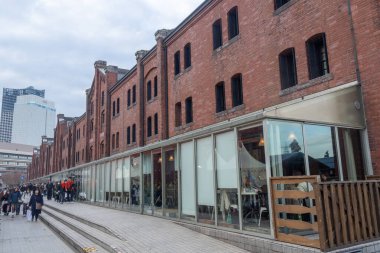 Yokohama, Japonya - 23 Aralık 2025: Akarenga veya Yokohama, Japonya 'daki Kırmızı Tuğla Deposu. Tarihi, yenilenmiş bir kırmızı tuğla bina kompleksi. Alışveriş ve yemek için popüler bir yer.