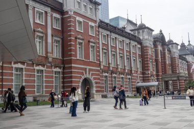 Tokyo, Japonya - 26 Aralık 2025 Tokyo İstasyonu ve Tokyo, Japonya 'daki Marunouchi Meydanı. Tokyo İstasyonu 'nun Marunouchi tarafında ikonik kırmızı tuğla istasyon binası, tarihi dönüm noktası ve ana ulaşım merkezi yer alıyor.