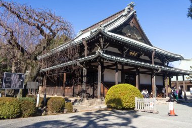 Tokyo, Japonya - 26 Aralık 2025: Tokyo, Japonya 'daki Gotokuji Tapınağı Buda Salonu. Gotokuji tapınağı uzun zamandır büyük kedi heykelleri koleksiyonu için ziyaretçileri çekiyor.