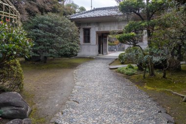 Tokyo, Japonya - 27 Aralık 2025 Yamamoto-tei 'de güzel bir bahçe, geçen yüzyıldan kalma bir çay evi hazinesi, Shibamata, Tokyo