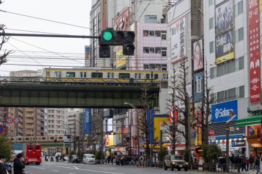 Tokyo, Japonya - 27 Aralık 2025: Akihabara, Tokyo 'daki yüksek katlı alışveriş merkezi ve ofis. Ayrıca Akiba, Tokyo 'nun orta kesiminde birçok elektronik mağazasıyla ünlü bir ilçedir.
