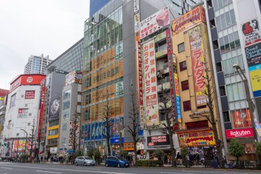 Tokyo, Japonya - 27 Aralık 2025: Akihabara, Tokyo 'daki yüksek katlı alışveriş merkezi ve ofis. Ayrıca Akiba, Tokyo 'nun orta kesiminde birçok elektronik mağazasıyla ünlü bir ilçedir.