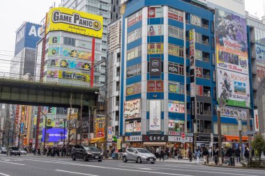 Tokyo, Japonya - 27 Aralık 2025: İnsanlar ve turistler Tokyo, Akihabara 'yı ziyaret ediyor. Ayrıca Akiba, Tokyo 'nun orta kesiminde birçok elektronik mağazasıyla ünlü bir ilçedir.