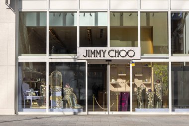 Tokyo, Japonya-28 Aralık 2025: Tokyo, Japonya 'da Jimmy Choo' nun imzası ve dükkânı. Jimmy Choo, göz alıcı ayakkabı, çanta ve aksesuarlarıyla bilinen küresel lüks bir moda markasıdır.