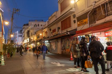 Tokyo, Japonya-28 Aralık 2025: Tokyo, Japonya 'daki Asakusa bölgesinde Rokku Broadway alışveriş caddesi. Zengin tarihi ve kültürel çekiciliğiyle bilinen canlı bir yerdir.