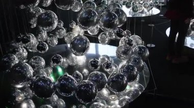 Tokyo, Japonya - 16 Aralık 2025: İnsanlar Tokyo 'daki Shibuya Sky' ı ziyaret ediyor. Yerden 229 metre yukarıda açık çatı gözlem alanı var..