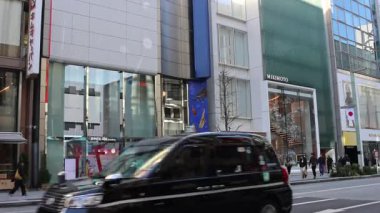 Tokyo, Japonya-28 Aralık 2025: Tokyo, Japonya 'daki Ginza bölgesinin görüntüsü. Ginza, Tokyo 'nun en ünlü alışveriş, yemek ve eğlence merkezidir ve çok sayıda mağazası ve butiği bulunmaktadır.