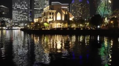 Yokohama, Japonya - 23 Aralık 2025: Yokohama 'nın ufuk çizgisi Japonya' nın Minato Mirai ilçesine doğru. Yokohama canlı, modern bir şehirdir. Japon geleneğiyle Çin ve Batı 'nın bir karışımıdır.