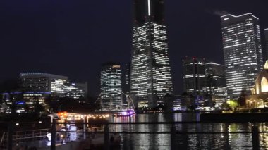 Yokohama, Japonya - 23 Aralık 2025: Yokohama 'nın ufuk çizgisi Japonya' nın Minato Mirai ilçesine doğru. Yokohama canlı, modern bir şehirdir. Japon geleneğiyle Çin ve Batı 'nın bir karışımıdır.