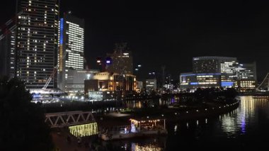 Yokohama, Japonya - 23 Aralık 2025: Yokohama 'nın ufuk çizgisi Japonya' nın Minato Mirai ilçesine doğru. Yokohama canlı, modern bir şehirdir. Japon geleneğiyle Çin ve Batı 'nın bir karışımıdır.