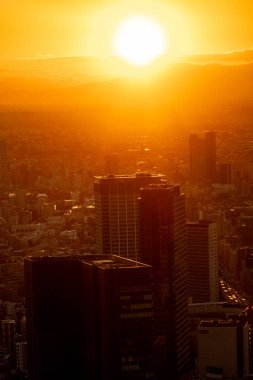 Tokyo 'daki Shibuya Gökyüzü' nden gün batımı manzarası. Shibuya Gökyüzünden gün batımını izlemek Tokyo üzerinde günden geceye çarpıcı bir panoramik geçiş sunuyor.