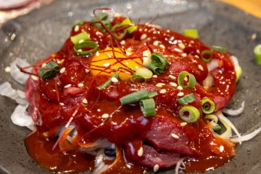 Basashi, çiğ at eti, çiğ yumurtayla servis edilir. At eti ince dilimlere ayrılır, balık sashimi 'sine benzer, ve çiğ servis edilir..